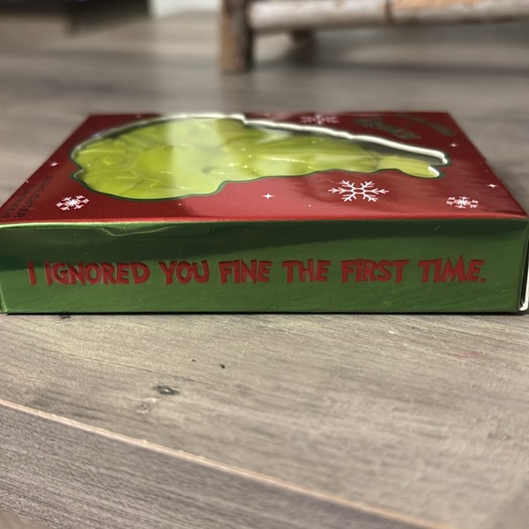 NEW Revolution x Grinch Snarky Highlighter - Picture 4 of 6